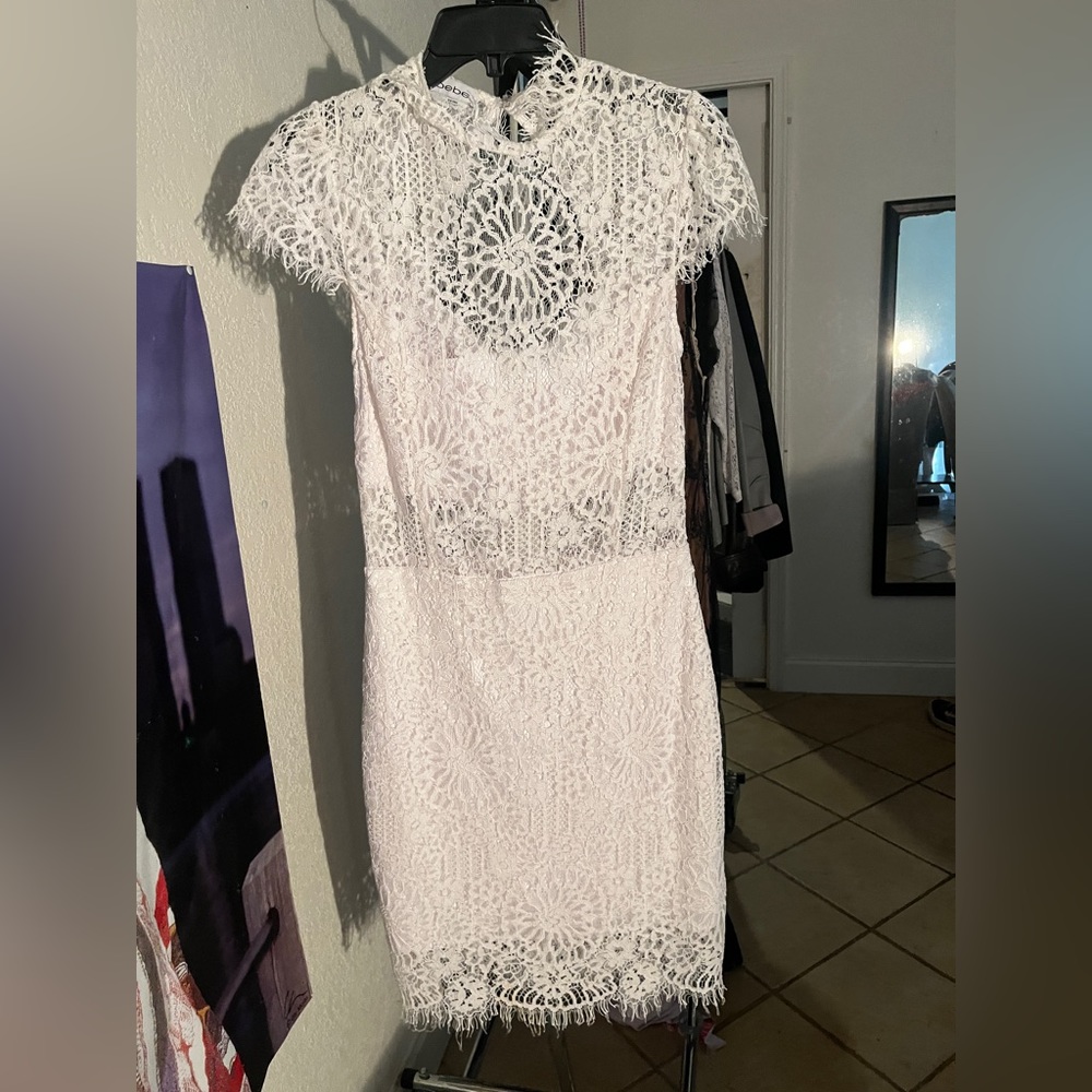 MEDIUM WHITE LACE BEBE midi dress